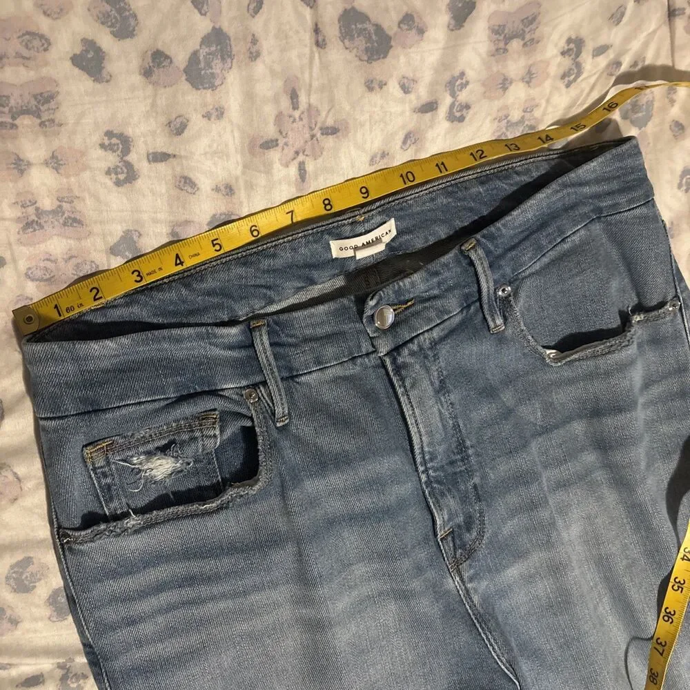 Good American Women’s Light Wash Distressed Jeans Size 15 Style GCC802T 1352